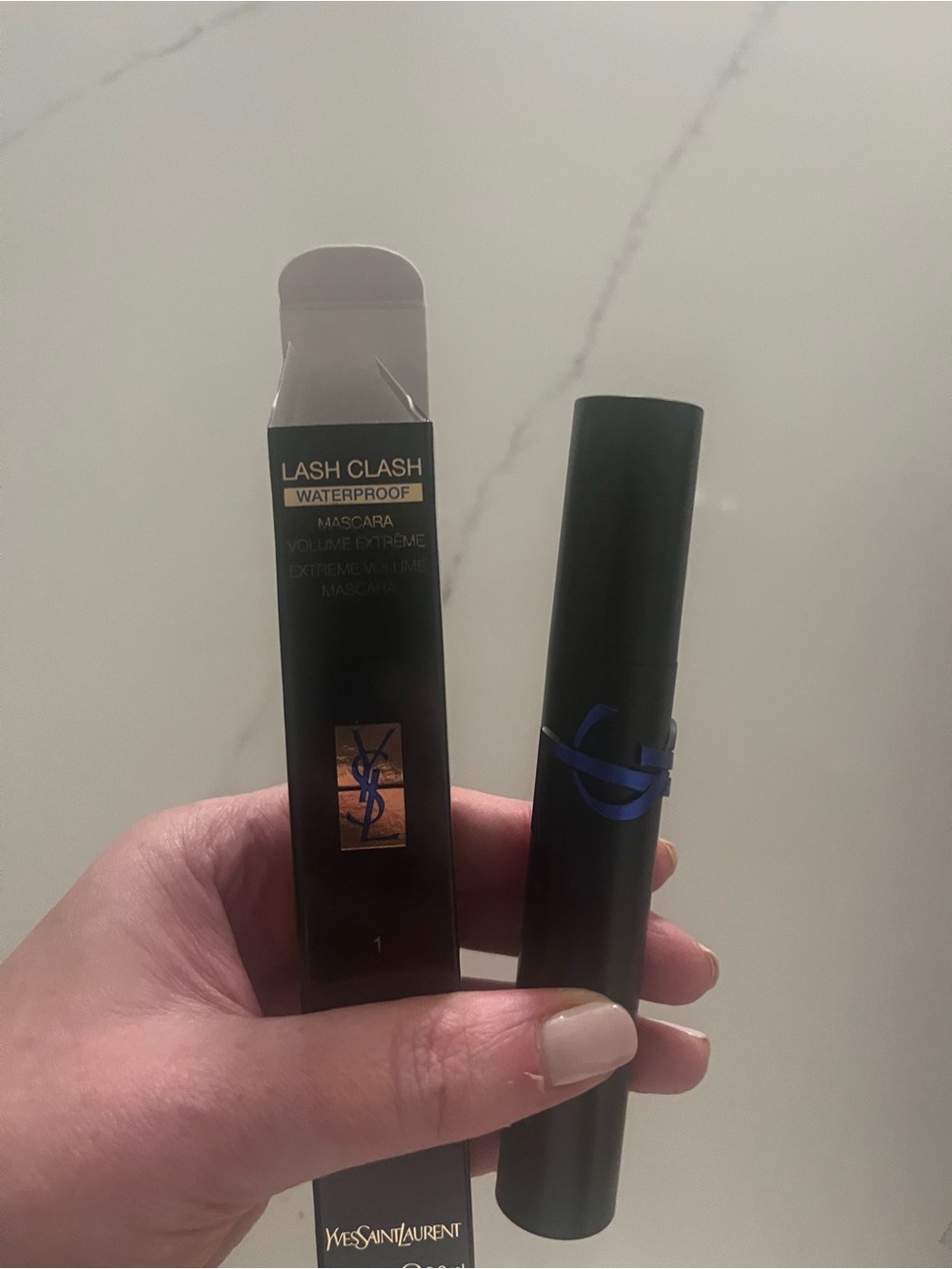 Yves Saint Laurent Black Volumizing Mascara Lash Clash in black Waterproof - Picture 4 of 5